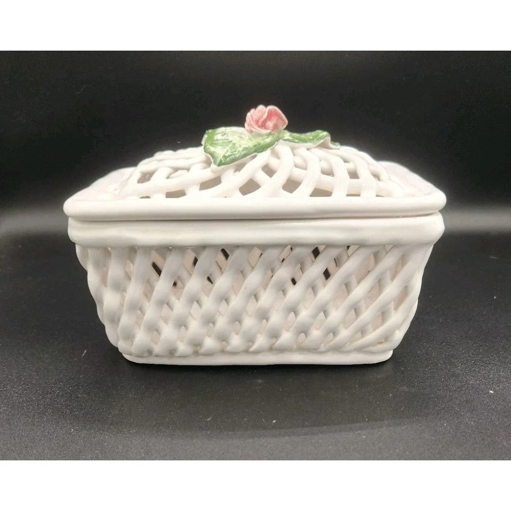 VIntage Savoir Vivre porcelain open-weave rectangular‎ lidded box Lattice Design